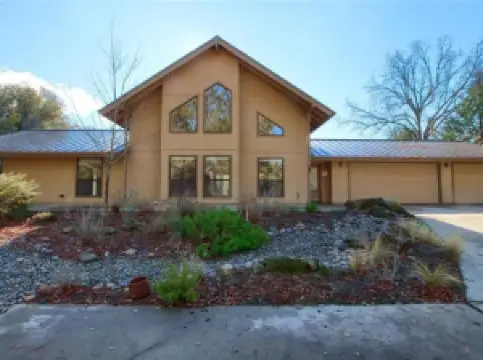 Yosemite Riverside Retreat with Small Beach Access and Air Conditioning