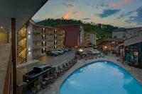 Sidney James Mountain Lodge - Rooftop Pools