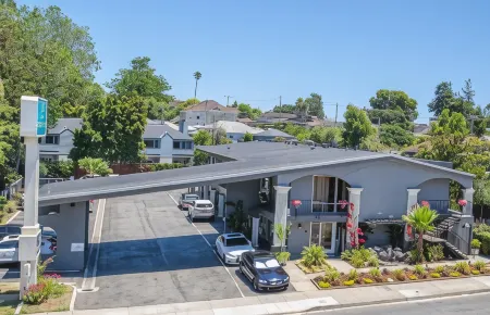 Continental Inn Отели рядом с достопримечательностью «UCSC Arboretum»