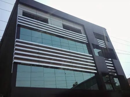 Hotel Js Excellenccy Отели рядом с достопримечательностью «Poonam Chowk»