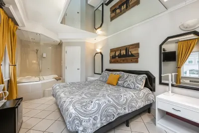 Samesun Montreal Hotels near Rue Ste. Catherine