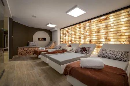 Résidence Pierre & Vacances Premium l'Hévana Отели рядом с достопримечательностью «Moncler»