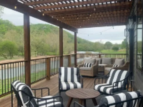 Last of My Kind—NEW modern cabin on the Caddo River and 30 min from Camp Ozark! Hotels in Glenwood