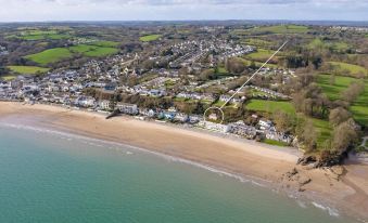 Ruby Cottage - Beachside Cottage with Views