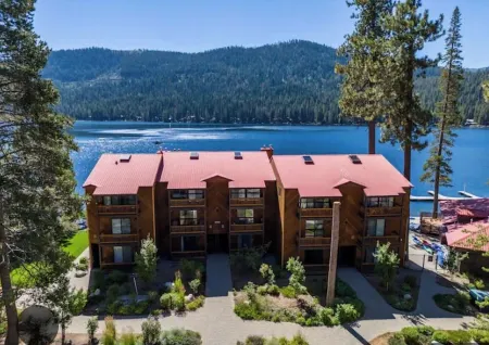 2-bedroom lakefront condo overlooking Donner Lake Отели рядом с достопримечательностью «Запад Энд Бич»