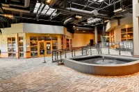 Canad Inns Destination Centre Windsor Park - พร้อมWifi