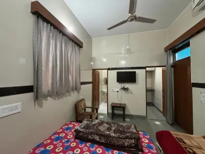 Shri Gaya Prasad Dham Hotels near Chandra Sarovar Kund