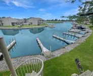 Waterfront Cozy 1 Bedroom Condo on the inlet to Lake Erie boat dock steps away.