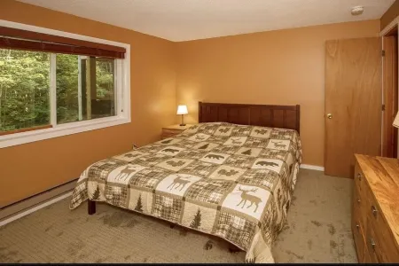 3 story cozy townhouse minutes from mount snow Отели в г. West Dover