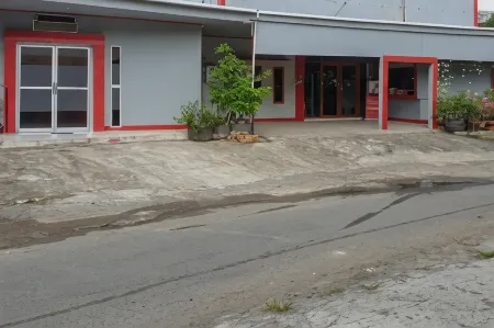 RedDoorz @ Hotel Yaki Mamuju Отели в г. Мамаджу