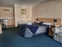 Arthur Phillip Motor Inn Hotels near Erehwon Point Beach