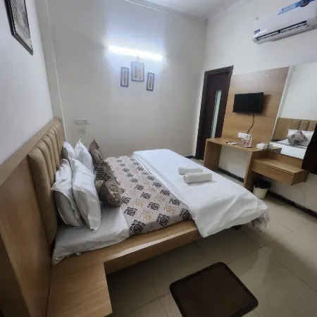 Gurjeet Hotel by Naavagat