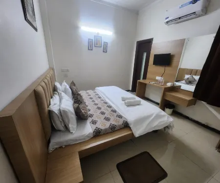 Gurjeet Hotel by Naavagat