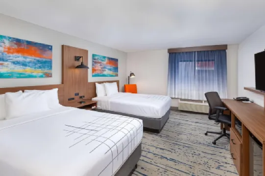 La Quinta Inn & Suites by Wyndham Nashville Airport Hotels near Nashville International Airport