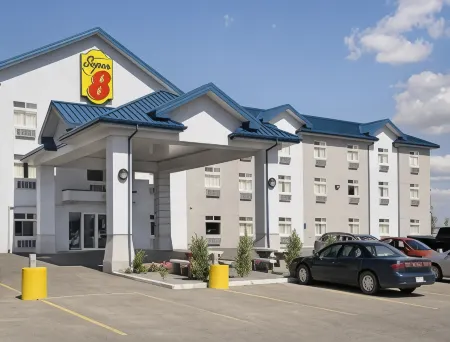 Super 8 by Wyndham Fort Saskatchewan Отели рядом с достопримечательностью «Парк Запад Риверс Эдж Дог»