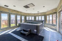 Jett Manor - Hermann, MO 13-Acre Private Estate w/ Hot Tub, Sauna & Scenic Views - Wifi