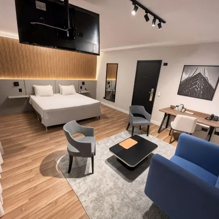 Summit Hotel Monaco