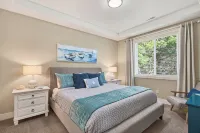 Short walk to BEACH - 3 bedrooms w/TVs- SLEEPS 6 - Dogs OK!