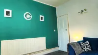 Ivy Green House - Central,Wifi,Netflix,Sleeps 7 - Business and Family Friendly - Kitchens