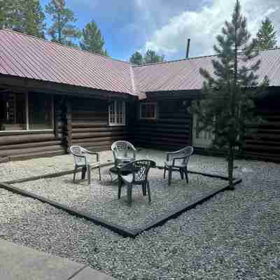 Cabin in West Yellowstone Hotel Exterior