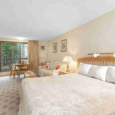 Cozy 2-bedroom condo in welcoming Cambridge with WiFi, AC Rooms