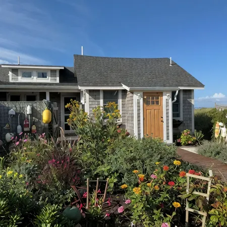 WATERFRONT COTTAGE WITH PRIVATE BEACH! On Beach Point in Truro... Not a condo...