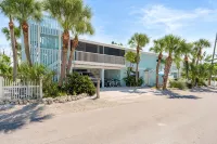 BEST LOCATION! NORTH END OF ANNA MARIA, FL STEPS TO BEACH & DINING -  LOWER UNIT