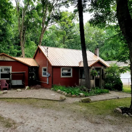 Charming completely updated cottage with water views of Croton Pond. Hotels in Newaygo County
