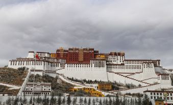 Kangsang Youth Hostel (Potala Palace Jokhang Temple)