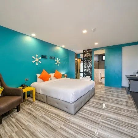 Nam Naka Boutique Hotel Отели рядом с достопримечательностью «Школа Dowroongwittaya»