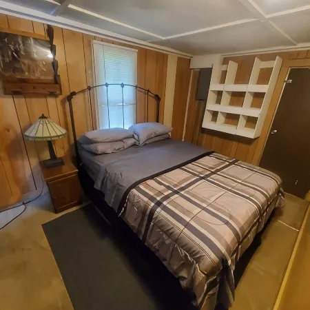Cute little cabin (10 minutes from the Natahala River)