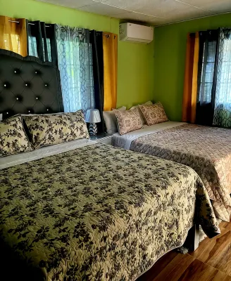 2 bedrooms, 1 bathroom, kitchen, WiFi, and AC in Greendale, Spanish Town. โรงแรมใน