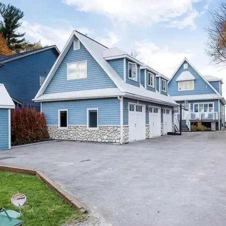 Stunning estate on Lake Ontario