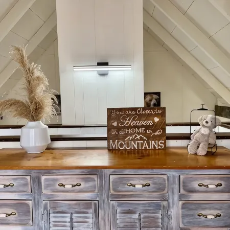 Blue Ridge Mountains Getaway Cabin • Skiing • Firepit • Outdoor Theater