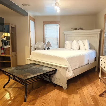 Stay In Ohiopyle & Relax in Town Near The GAP Trail, Hot Tub