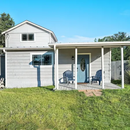 Belaire Lake Retreat, Cozy 2BR with Firepit & Kayaks