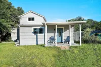 Belaire Lake Retreat, Cozy 2BR with Firepit & Kayaks