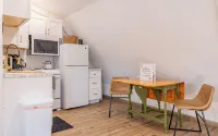 Downtown Cody Barn BnB; Sleeps 2 w/ A/C! - Homestays