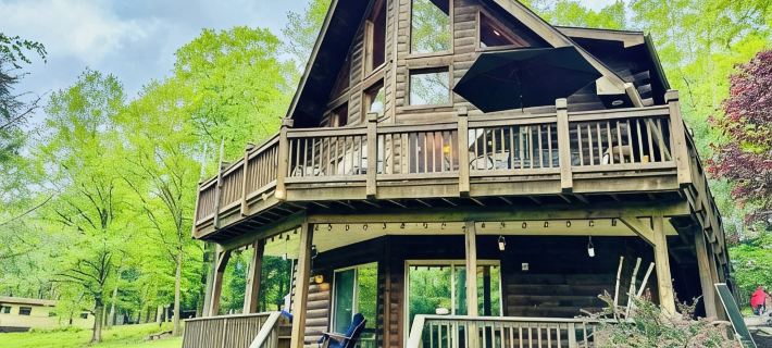 Lazy River Cabin: Private 3 Bedroom, 3 Bath Getaway on Lake Wallenpaupack 피크 카운티 호텔