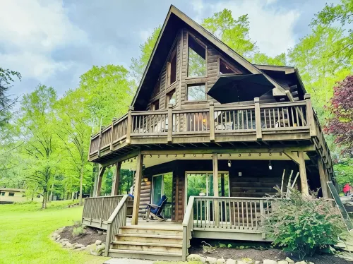 Lazy River Cabin: Private 3 Bedroom, 3 Bath Getaway on Lake Wallenpaupack