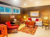 Cowgirl Craftsman - Private King Suite Upstairs -  Historic Downtown J'Ville - Apartments