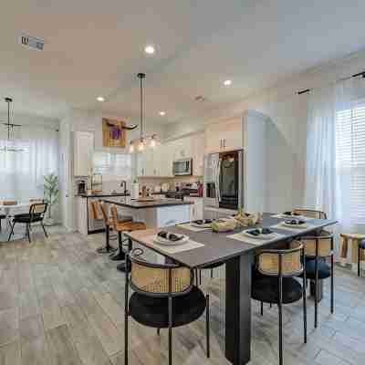 Spacious 5-bedroom 7 beds house with WiFi, AC in charming Houston Others
