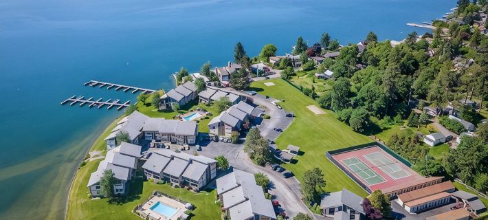 5Br/3BA Waterfront & 2 Pools on Property Escape-Walkable to Downtown Sandpoint! サンドポイントのホテル
