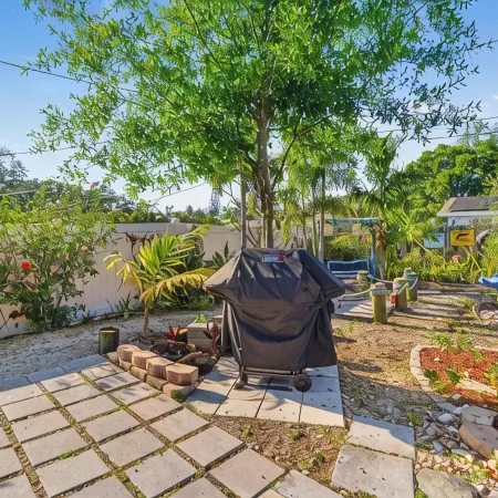 Beachy Keen Charming 2-bedroom 6 min from the beach . Sleeps 8ppl~ boat/RV pking