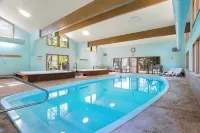 2Br Lake Dillon Escape w/ Pool & Hot Tub!