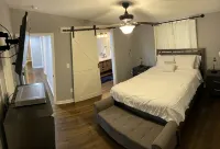Vaulted Ceilings & Accent Windows--1 mile from CU