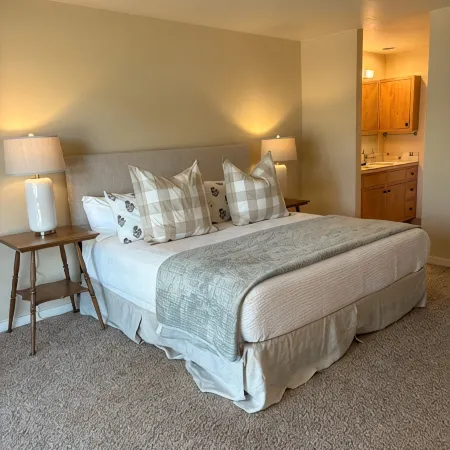 Meadow House 64 in Sunriver w/ Golf Course & Mt View, WiFi, AC, Hot Tub