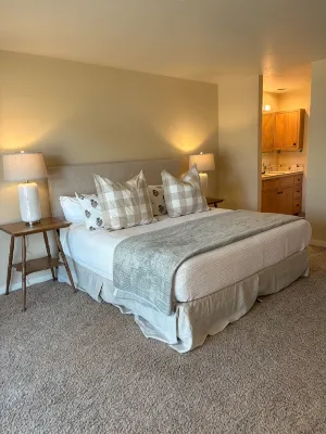 Meadow House 64 in Sunriver w/ Golf Course & Mt View, WiFi, AC, Hot Tub