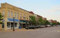 Walking distance to downtown Elk Rapids, Elk Lake and dining