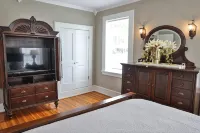 The Grand Colonial Manor on East 11th - 3 Kings!